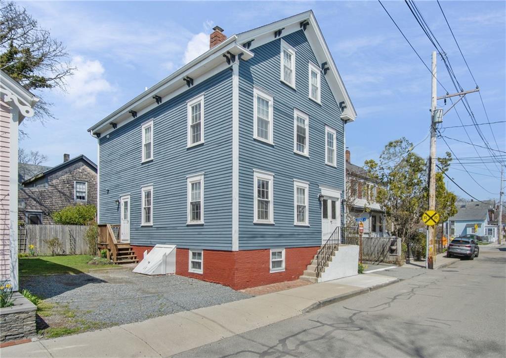 29 Poplar St Unit 1, Newport, RI 02840 Room for Rent in Newport, RI