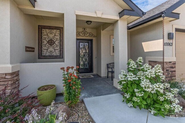 Building Photo - Elegant Star Living in Heron River!
