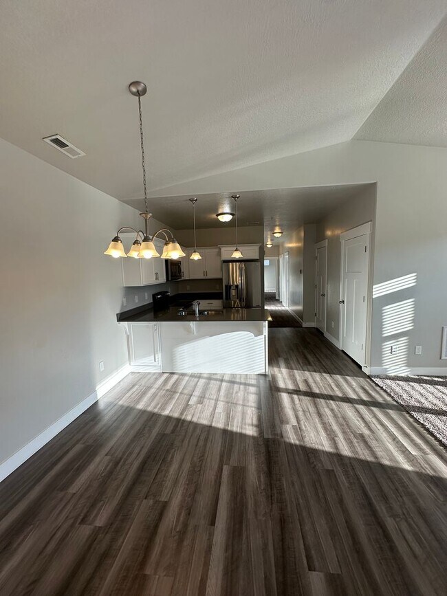 Foto del edificio - Bright and Modern 3 Bed Condo in Prime Location with Pool & Clubhouse!!