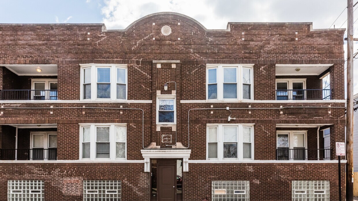 Primary Photo - 3905 W Belden Ave