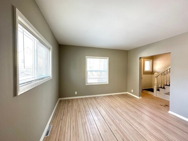 Foto del edificio - AVAILABLE JUNE - 5 Bed, 2 Bath Newly Renovated Home