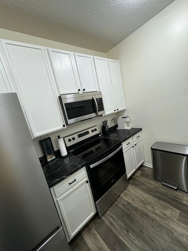 Building Photo - Charming 3 Bed 2 Bath Condo for Rent