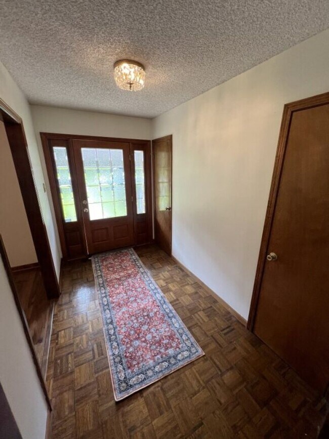 Foto del edificio - Spacious 4BR Brick Home with Office, Fireplace & Fenced Yard in Parkwood Terrace