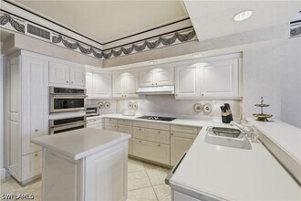 Building Photo - 8990 Bay Colony Dr