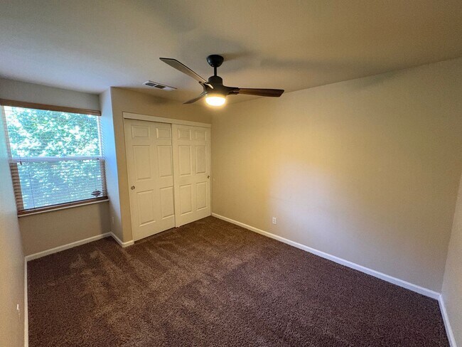 Foto del edificio - SE Visalia Cul-de-sac Home Available Now!