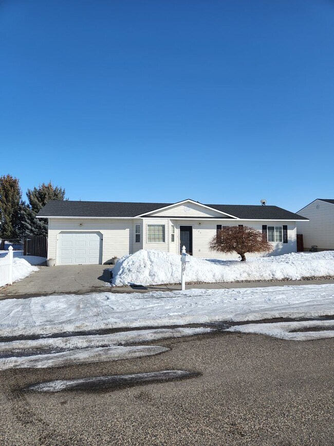 Building Photo - THIS IS A LEASE TAKEOVER, PLEASE CONTACT THE CURRENT TENANT, TANNER @ 801-688-4161 - Cute 3 Bed 1...
