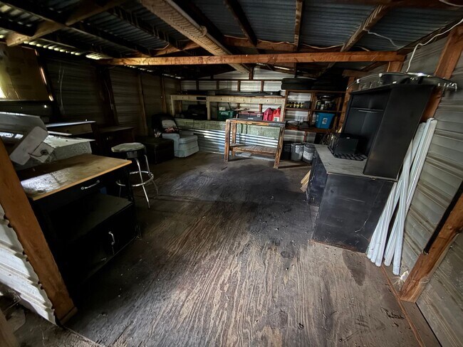 Building Photo - 2 Bed 1 Bath House, Gas Heat & Hot Water
