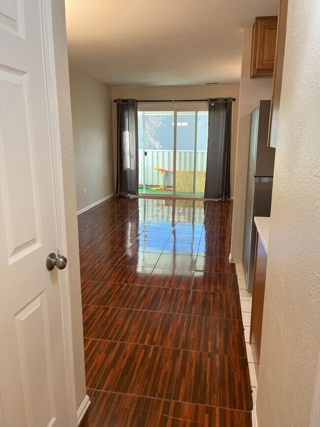 Building Photo - Top floor 2 bedroom 1 bath condo