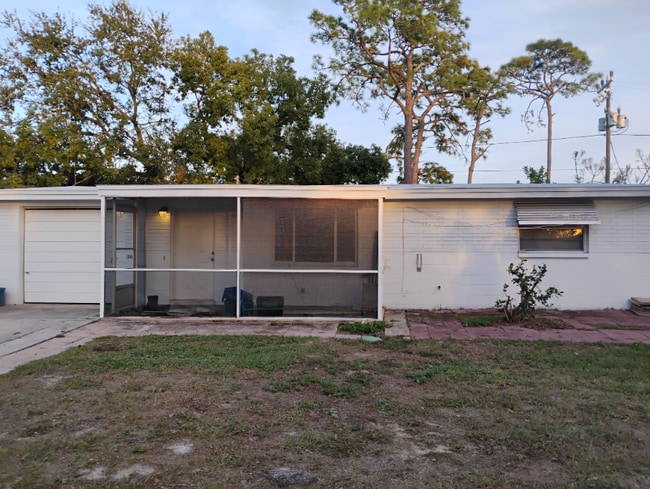 Building Photo - 2050 Holiday Dr