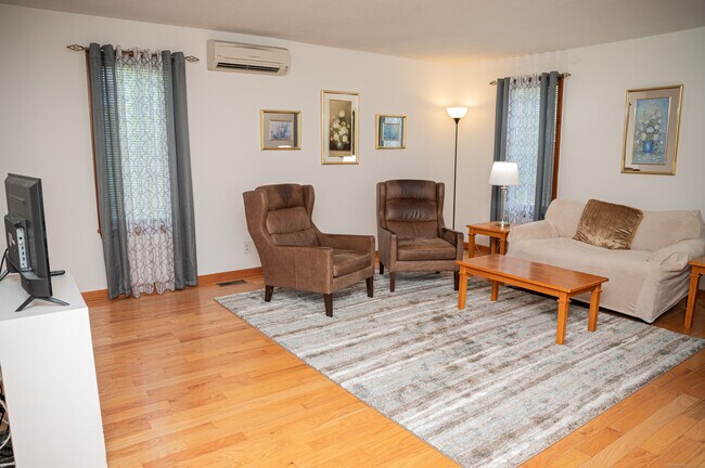 Foto del edificio - 84 Spencer Ave