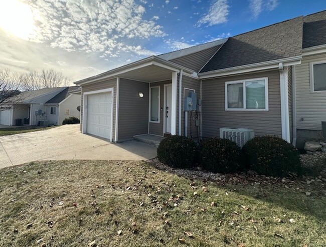 Building Photo - Beautiful Town Home + Deck & Patio + Easy ...