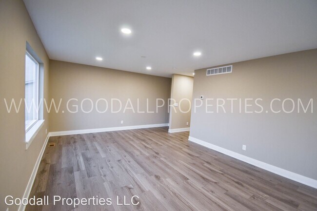 Building Photo - 5 br, 3.5 bath House - 1000 Warren St