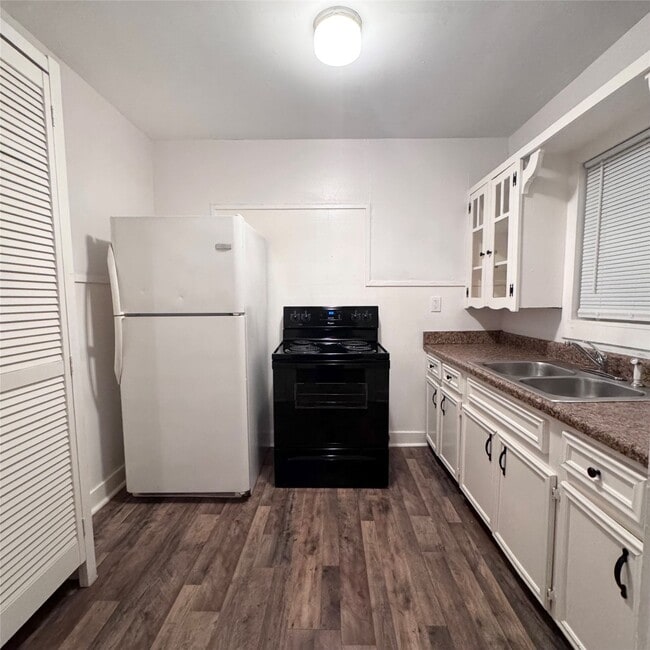 Foto del edificio - 215 S Commerce St