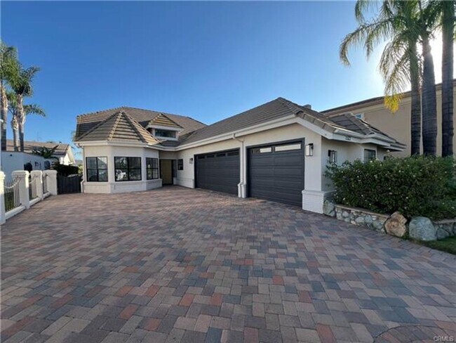 Foto del edificio - Stunning Lakefront Retreat in Gated Canyon...