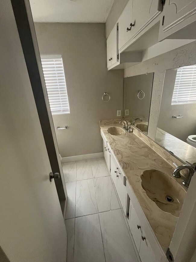 Building Photo - 1924 NW Arlington Ave