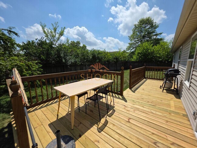 Foto del edificio - 3 BR Home with Fenced Backyard, Close to E...