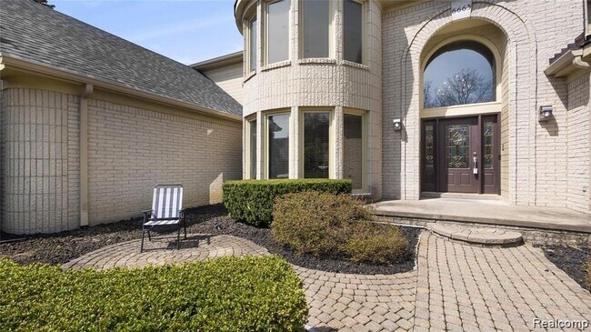 Building Photo - 6663 Tree Knoll Dr
