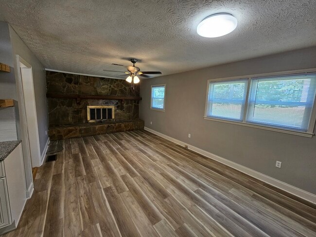 Building Photo - 105 Deep Forest Ln