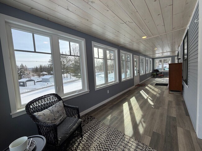 Foto del edificio - Custom-Updated 2BR Home Near Rail Trail with Mountain Views