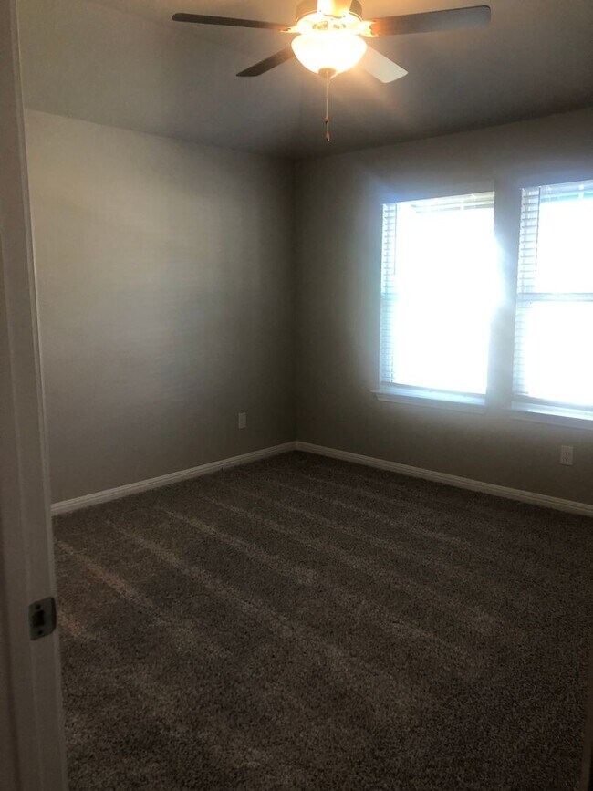 Building Photo - =-COMING SOON=-  4BR/2BA w/ Fenced Yard + Covered Parking in Hutto, TX