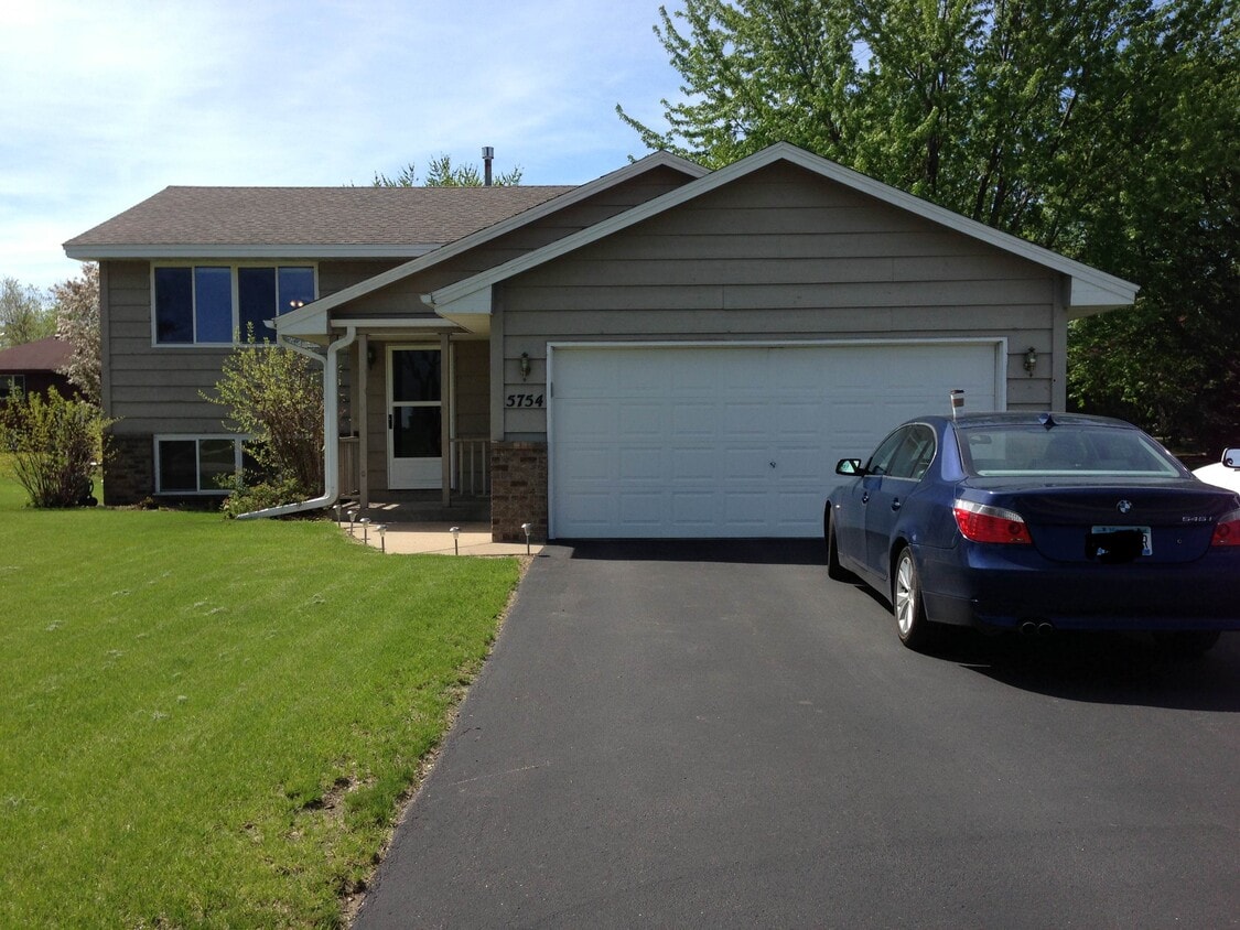 5754 142nd St W, Apple Valley, MN 55124 House Rental in Apple Valley