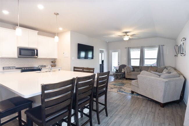 Foto del edificio - 7155 Blue Oak Dr