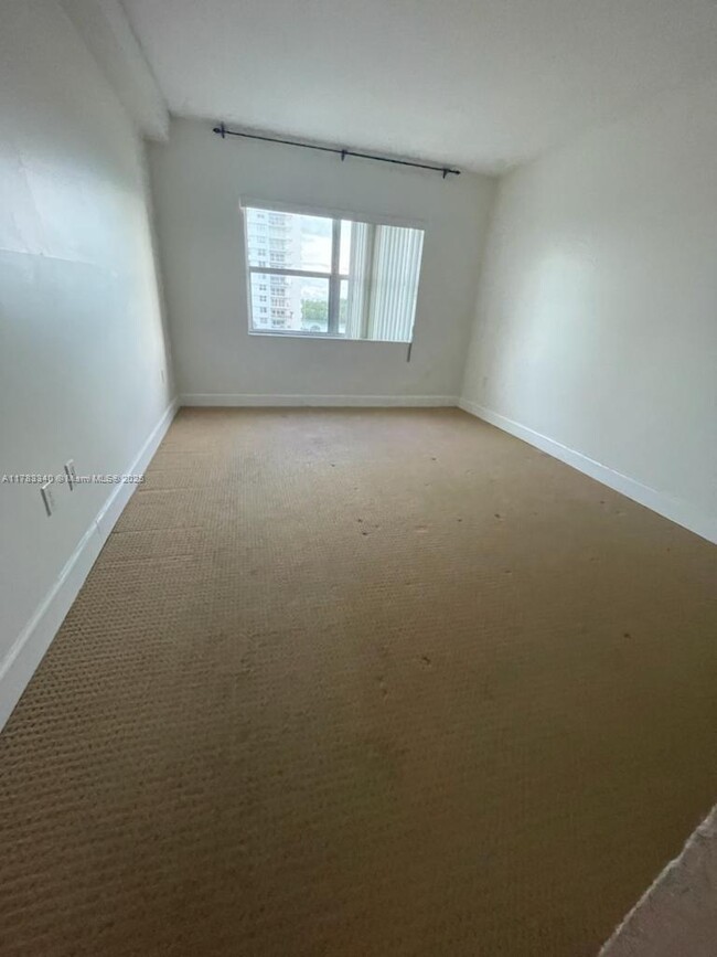 Building Photo - 400 Kings Point Dr