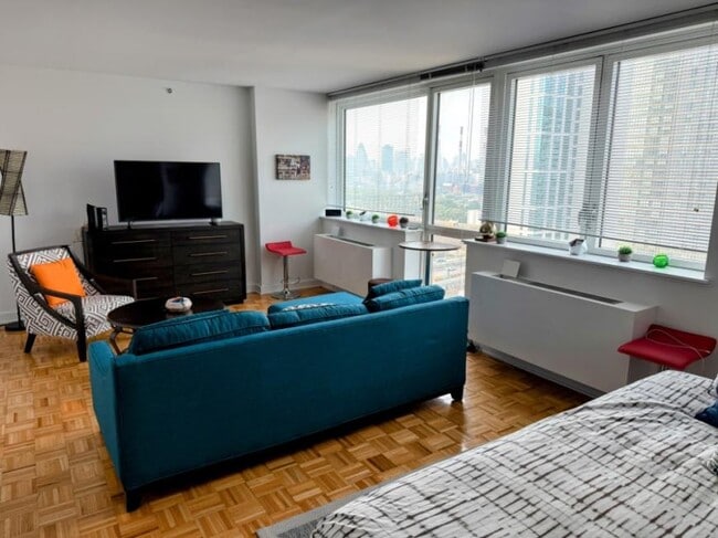 Building Photo - 0 bedroom in LONG ISLAND CITY NY 11101