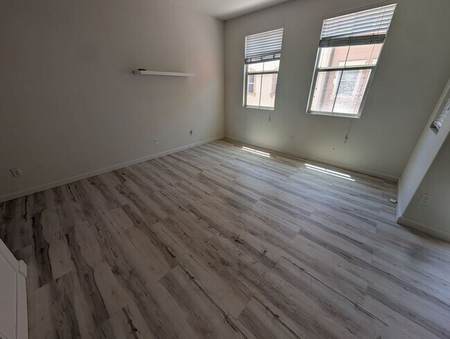 Building Photo - 2 Bedroom/2.5 Bath Townhouse