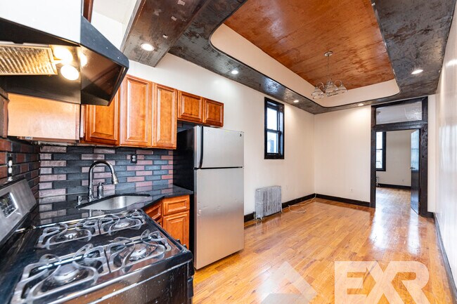 Building Photo - 279 Menahan St