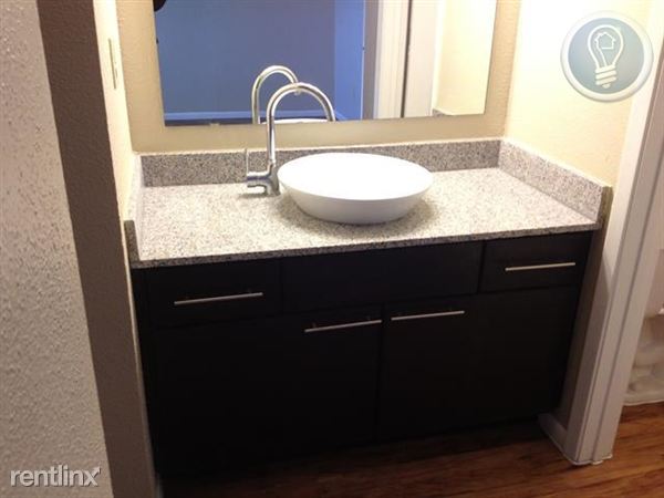 Fotografía del edificio - 1500 Royal Crest Dr