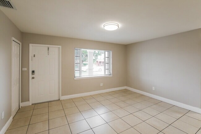 Foto del edificio - 13620 Monroe St