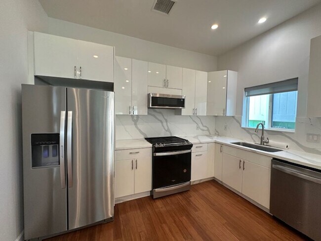 Foto del edificio - Welcome to this stunning two-story ADU hom...