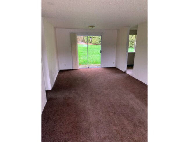 Building Photo - Gateway area duplex within close distance ...