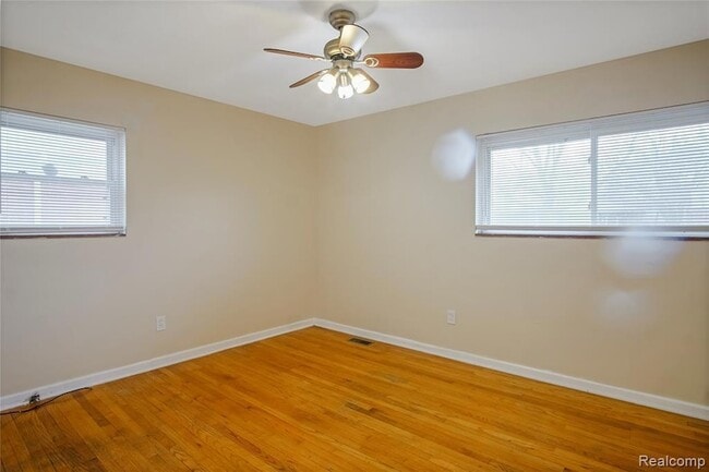 Foto del edificio - 22170 Harding St