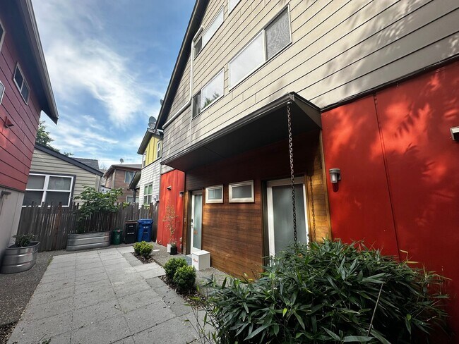 Foto del edificio - Beautiful 2-Bedroom Townhouse with a Loft ...