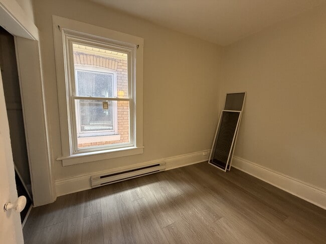 Building Photo - 166 Sydenham St