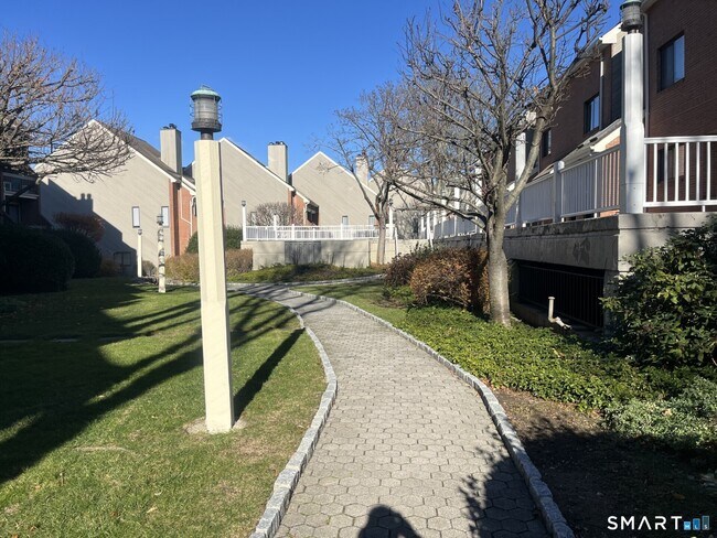 Foto del edificio - 9 River Rd