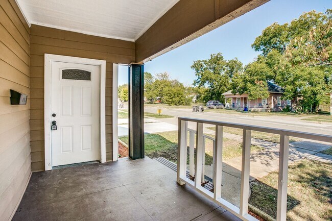 Building Photo - Single-Family Home Available!