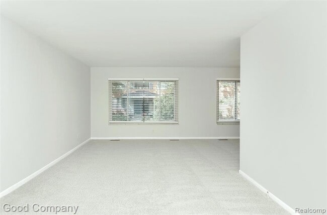 Building Photo - 946 N Adams Rd