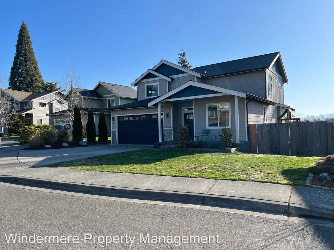 3 br, 2.5 bath House 5638 Ariel Court House for Rent in Ferndale