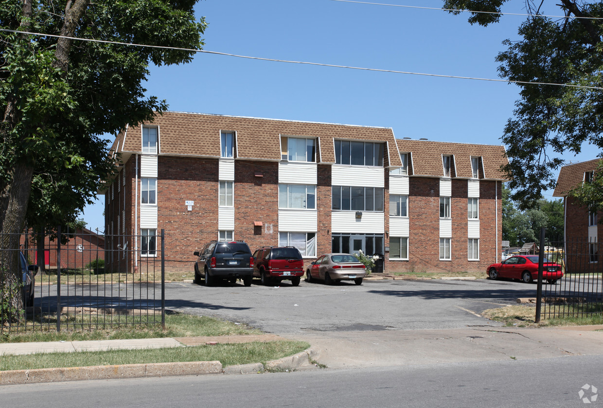 Primary Photo - Four Seasons Apartments