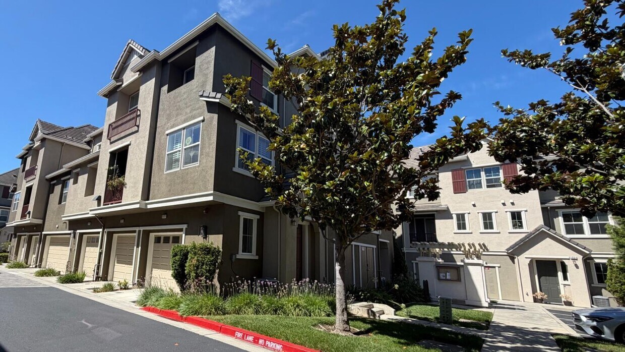 Building Photo - 1327 Westbury Dr