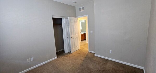 Building Photo - 4 bedroom 2.5 bath 2 car garage Foothills ...