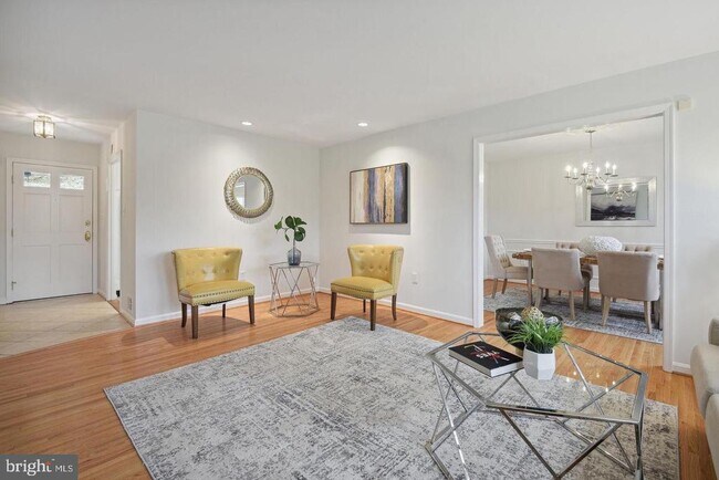 Building Photo - 8805 Honeybee Ln