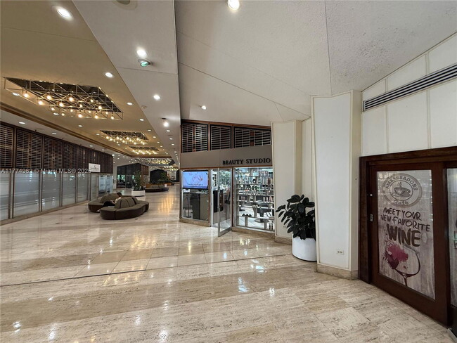Building Photo - 870 Brickell Bay Dr