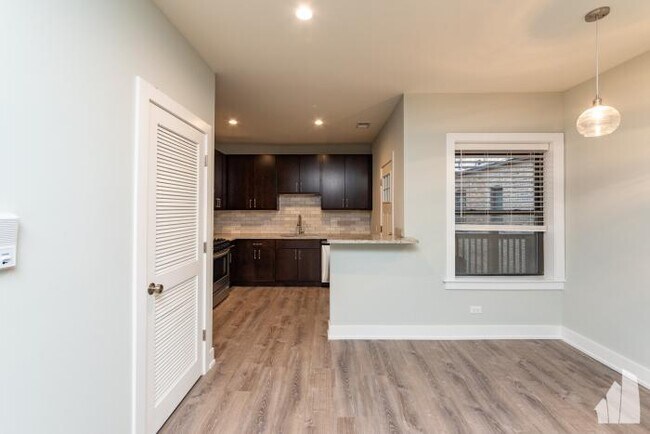 Building Photo - 2 bedroom in Evanston IL 60202
