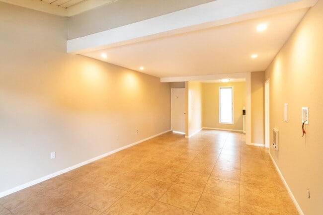 Building Photo - One Bedroom Condo w/ On-Site Parking Near ...