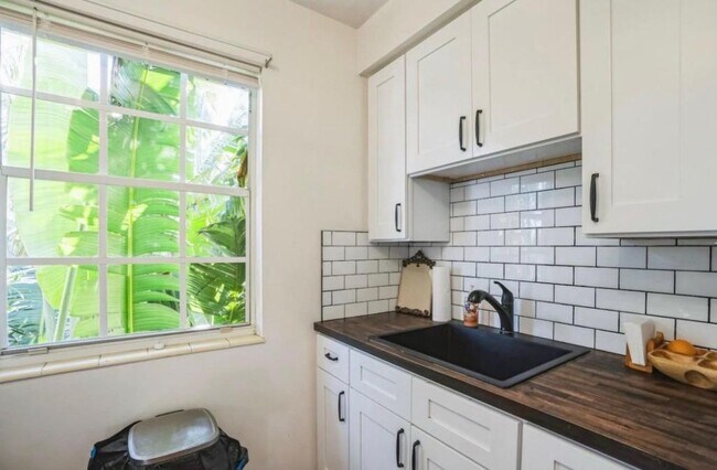 Building Photo - 460 15th Ave N