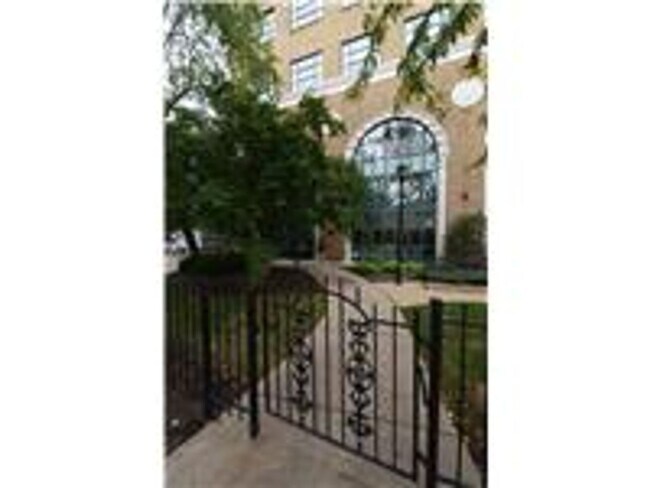 Building Photo - 4901 Washington Boulevard 4B
